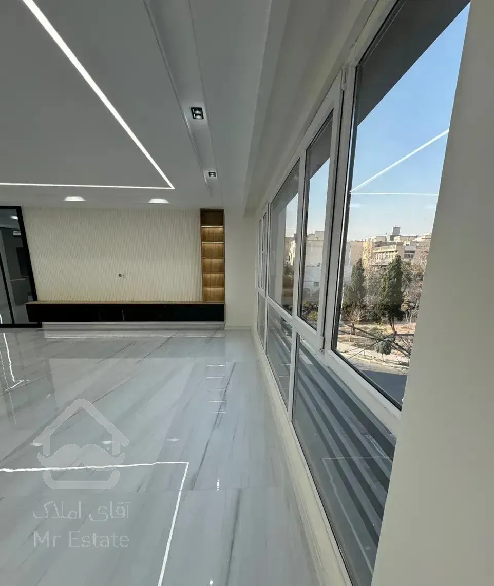 نوساز درجه 1 منطقه (152 متر نبش میدان) 2p
