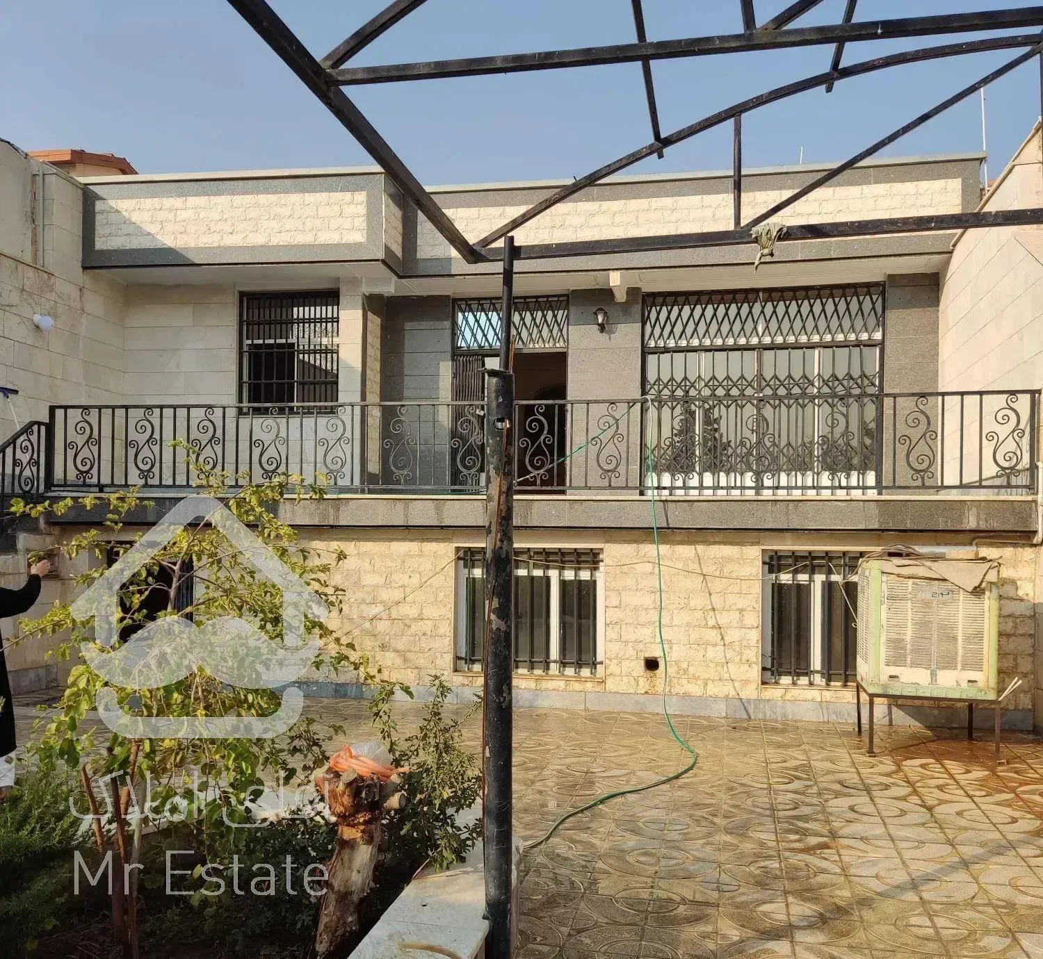 خانه ویلایی ۳۰۰ متر با ۱۴۰ متر بنا