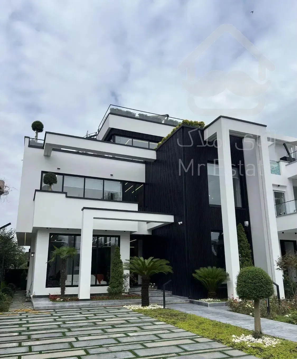 ۶۵۰ متر ویلا ساحلی /منطقه چلندر /فول امکانات