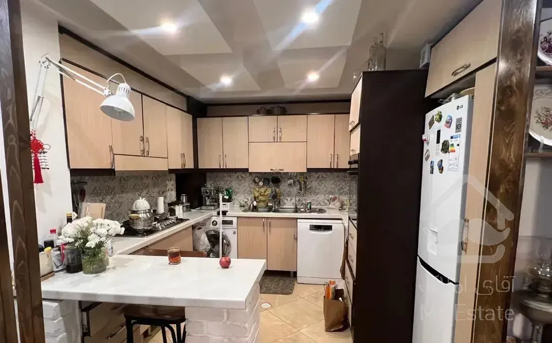 ۹۲ متر /۲ خواب / فول امکانات / بین نظیر