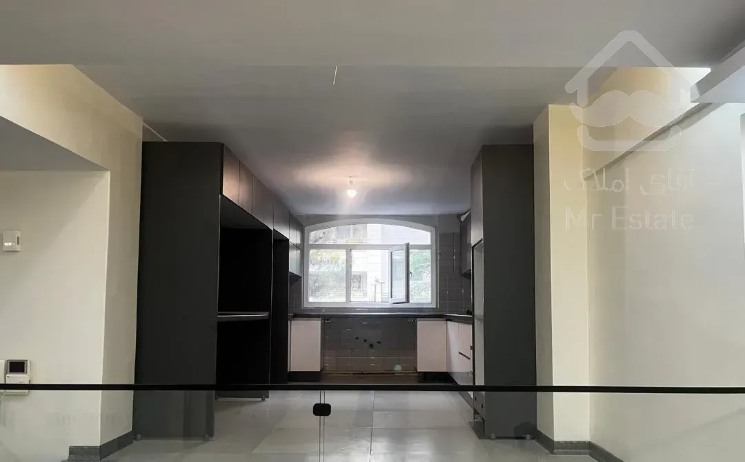 ۱۰۴ متر همکف ۶۰ متر حیاط در اختیار