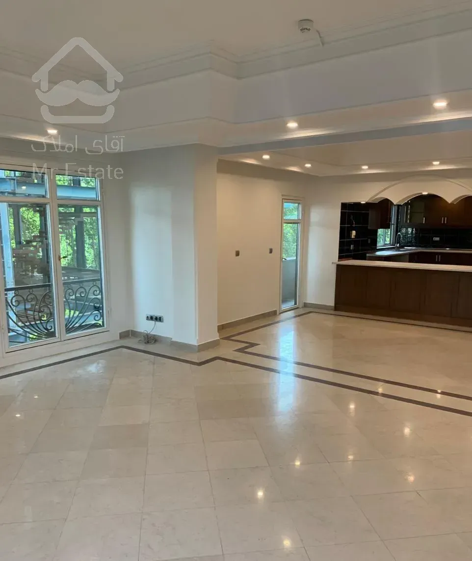 ونک  ۱۳۵ متر  (۳ خواب) فول امکانات (جنوبی)