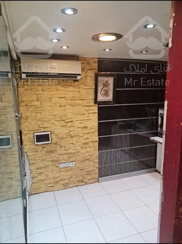 مغازه 8 متری واقع در سه راه جمهوری ( پاساژ کاخ )