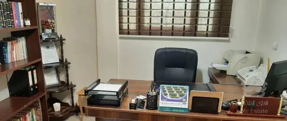 ۴۸ متری ، آسانسوردار ، سرمایه‌گذاری ، میدان امامت