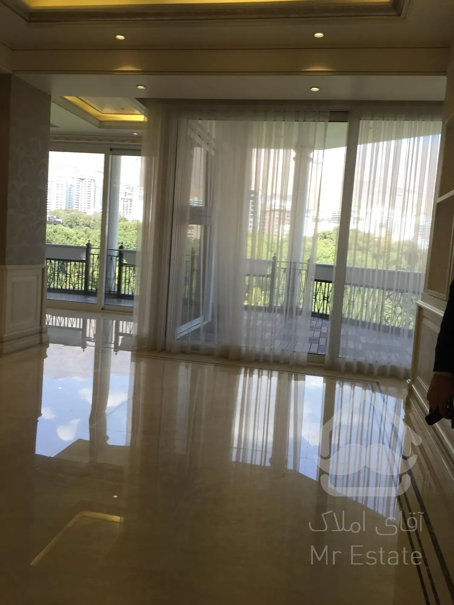 ۷۰۰ متر پنت هاوس + ۲۶۰ متر روف اختصاصی