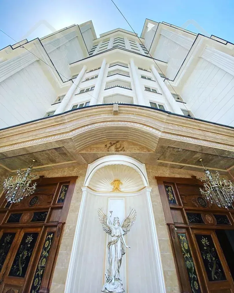 برج‌مجلل رونیکا پالاس، پونک