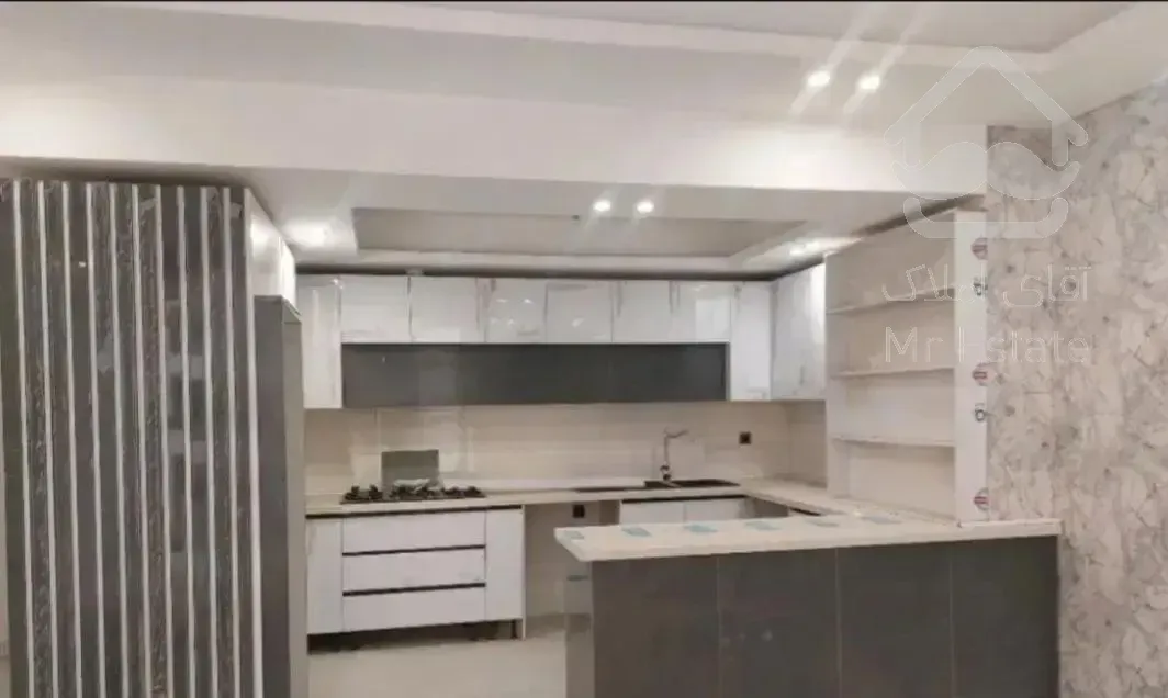 برج مدرن فول امکانات دریاچه