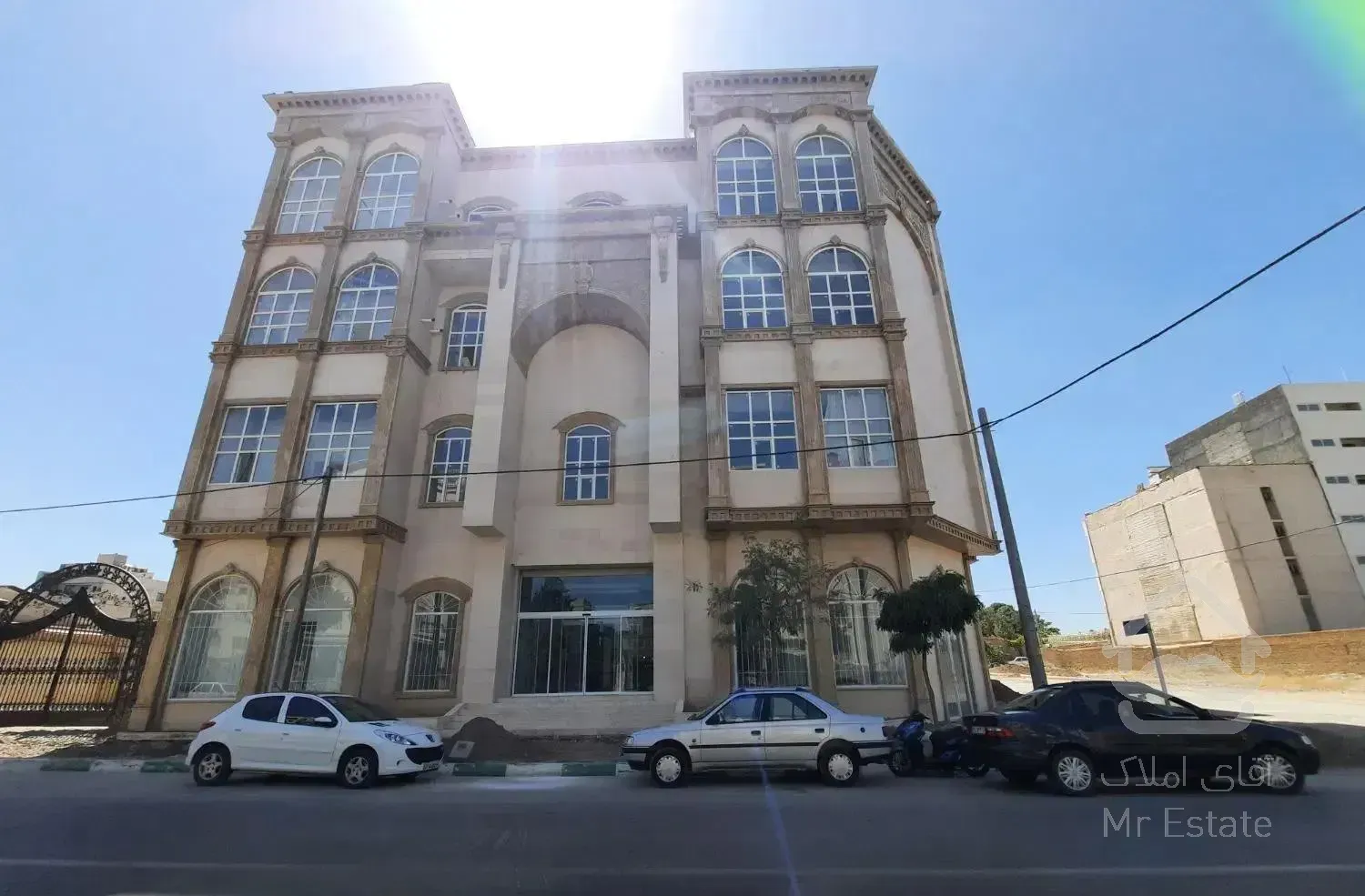 ۱۲۵ متر همکف /برج حاشیه پیروزی