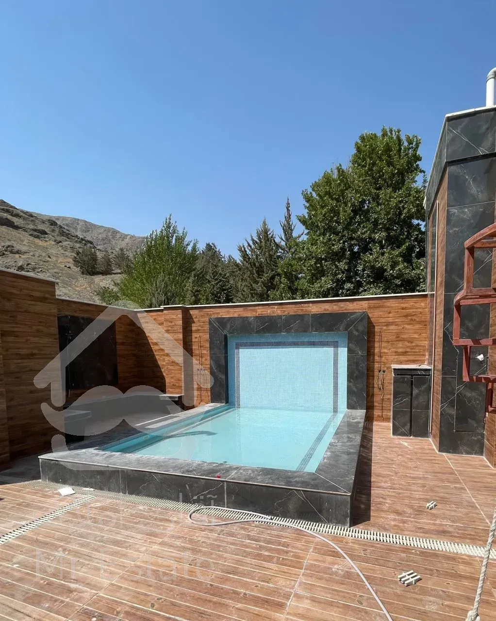 ٥٢٠ متر ويلا تريبلكس ٤ خواب استخر دار نزديك تهران