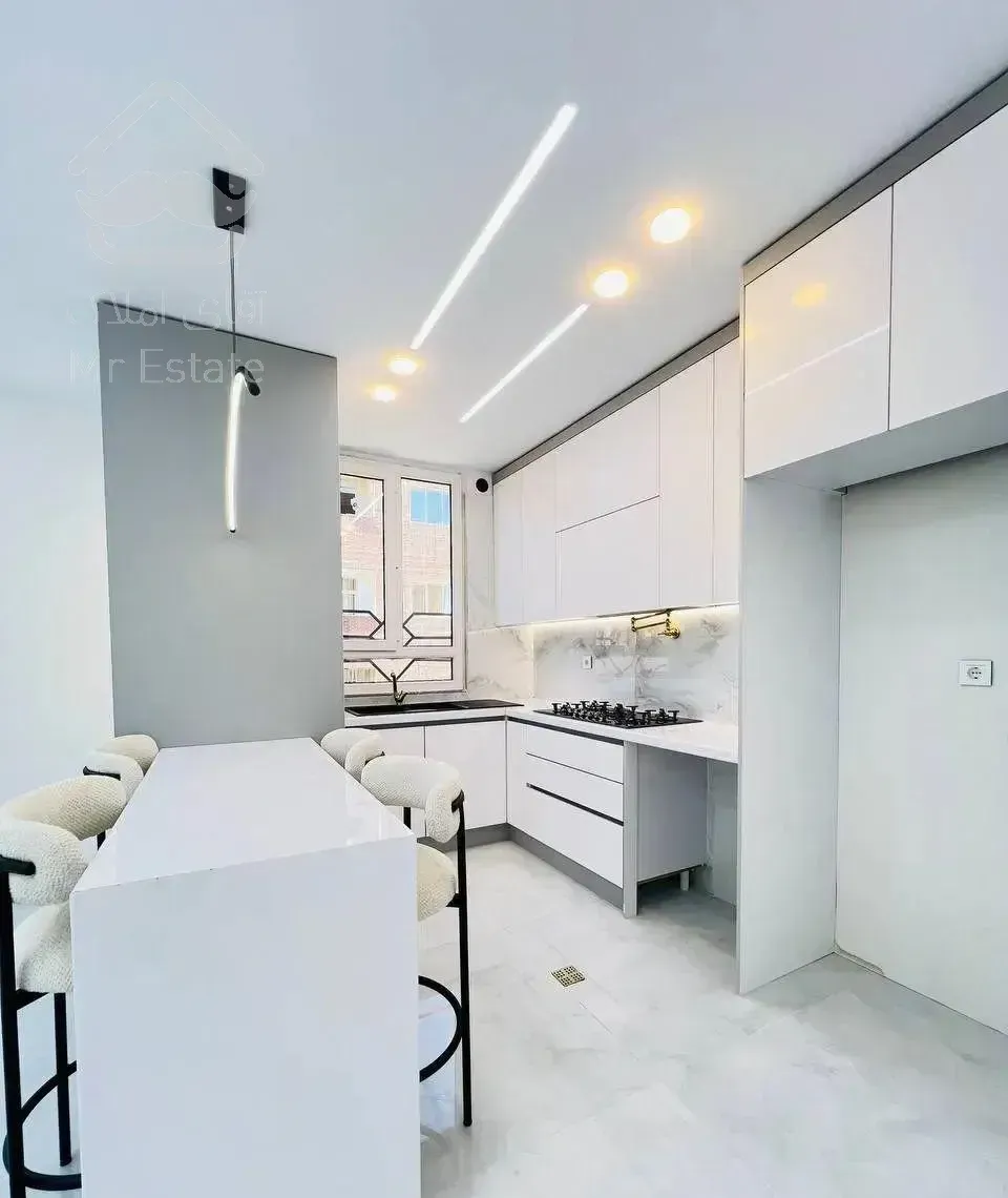 ساختمان شیک /واحد ۵۷ متری/ سالن نور گیر