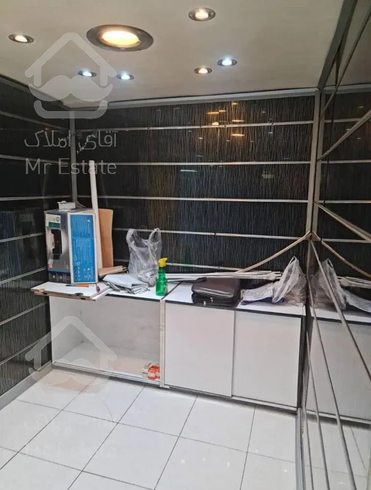 مغازه 8 متری واقع در سه راه جمهوری ( پاساژ کاخ )