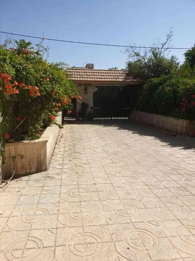 ۳۰۰ متر ویلایی بازسازی شده / شهرک چشمه