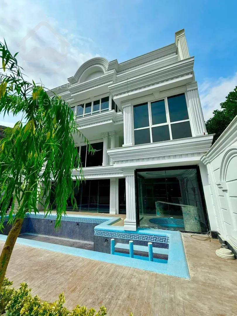 ٥٢٠ متر ويلا تريبلكس ٤ خواب استخر دار نزديك تهران