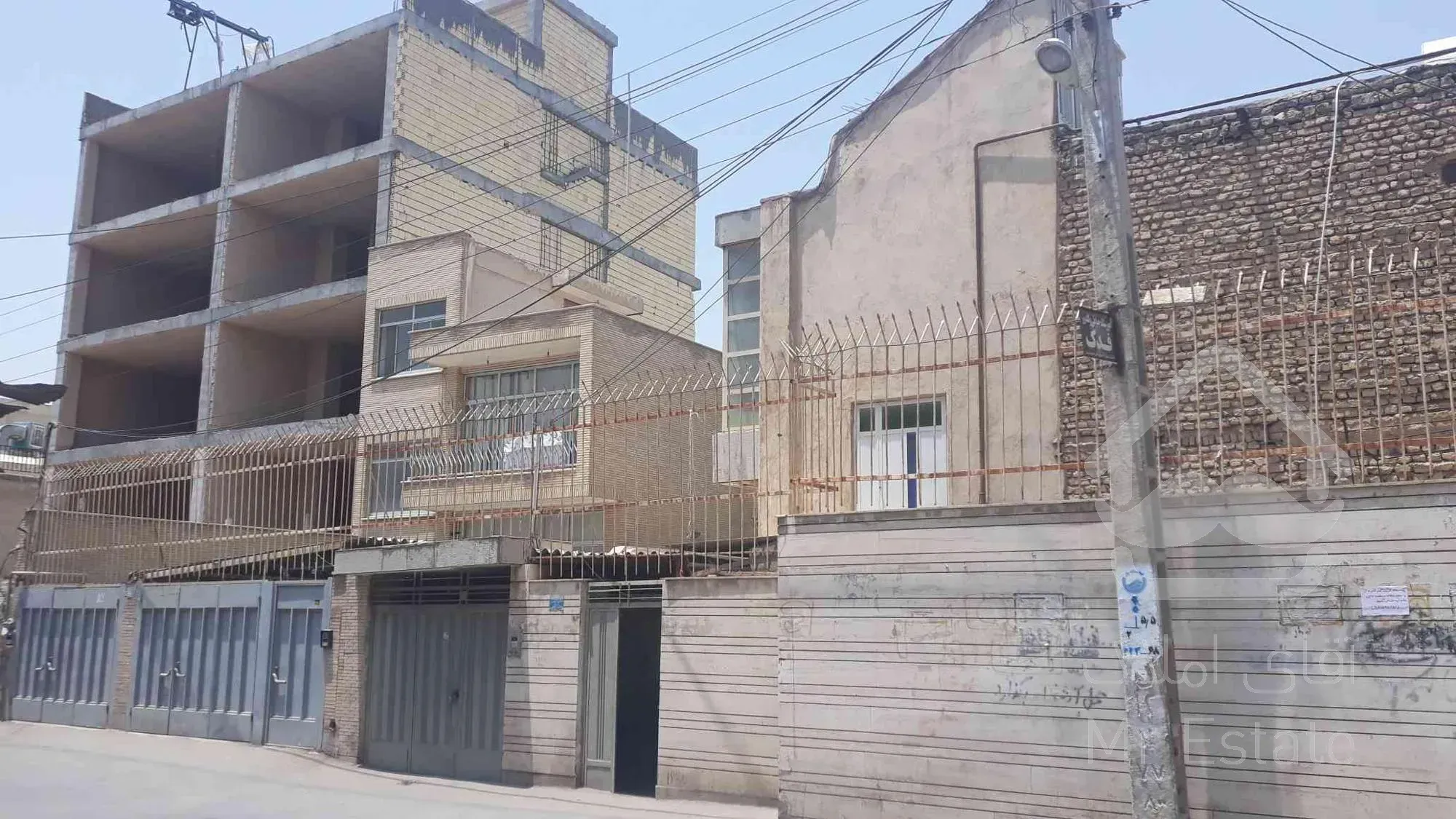 منزل دوطبقه کلنگی قابل سکونت مساحت ۲۵۳ متر