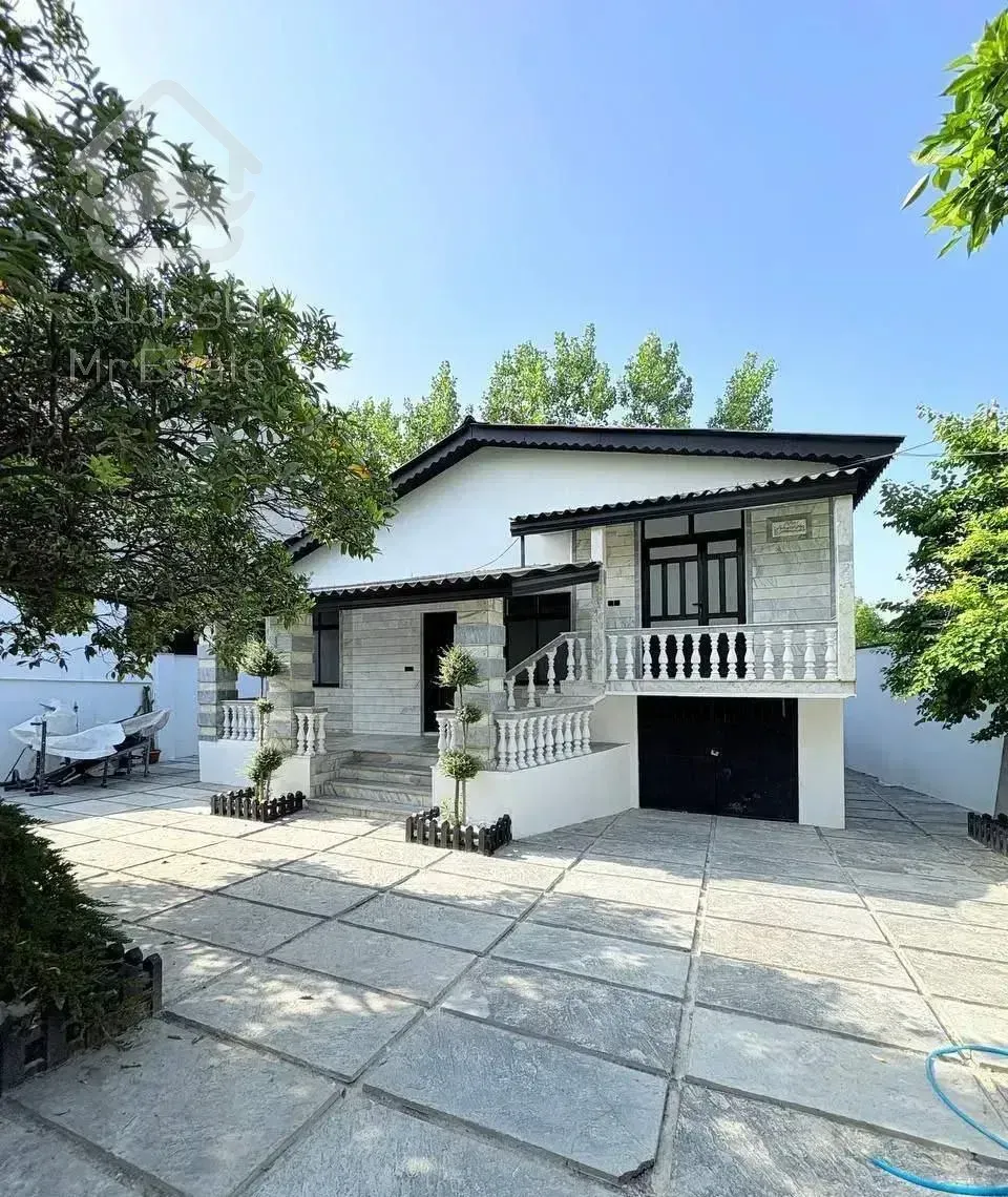 بازسازی شده  نما سفید با دیوار های بلند