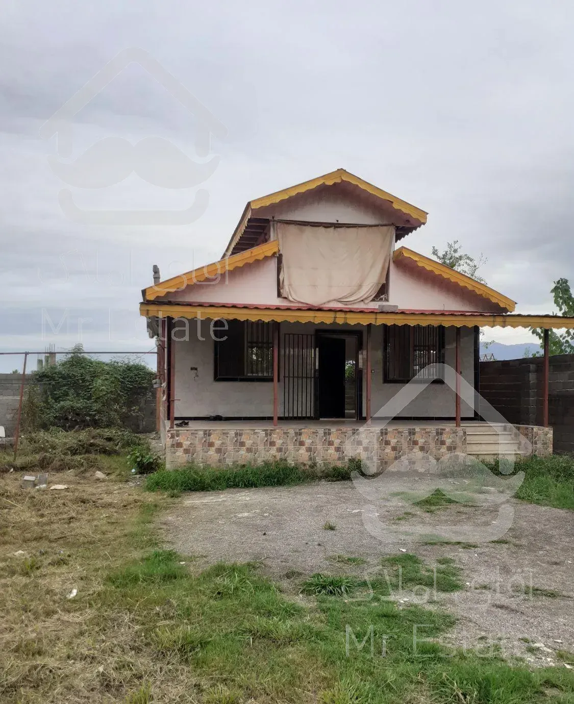 کاملا شیک وتمیزدارای ۴۰۰مترحیاط ودرکرکره برقی