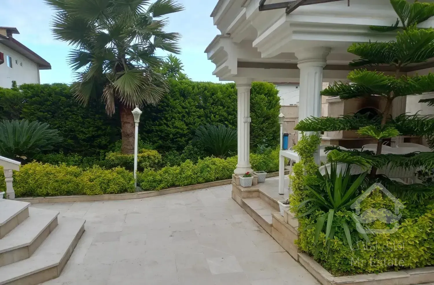 ویلا استخردار ۵۵۰متری/نوساز۴خواب/فول لاکچری