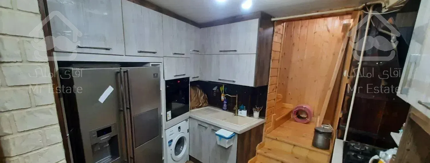 ویلا چوبی جنگلی با آبشار داخل پذیرایی