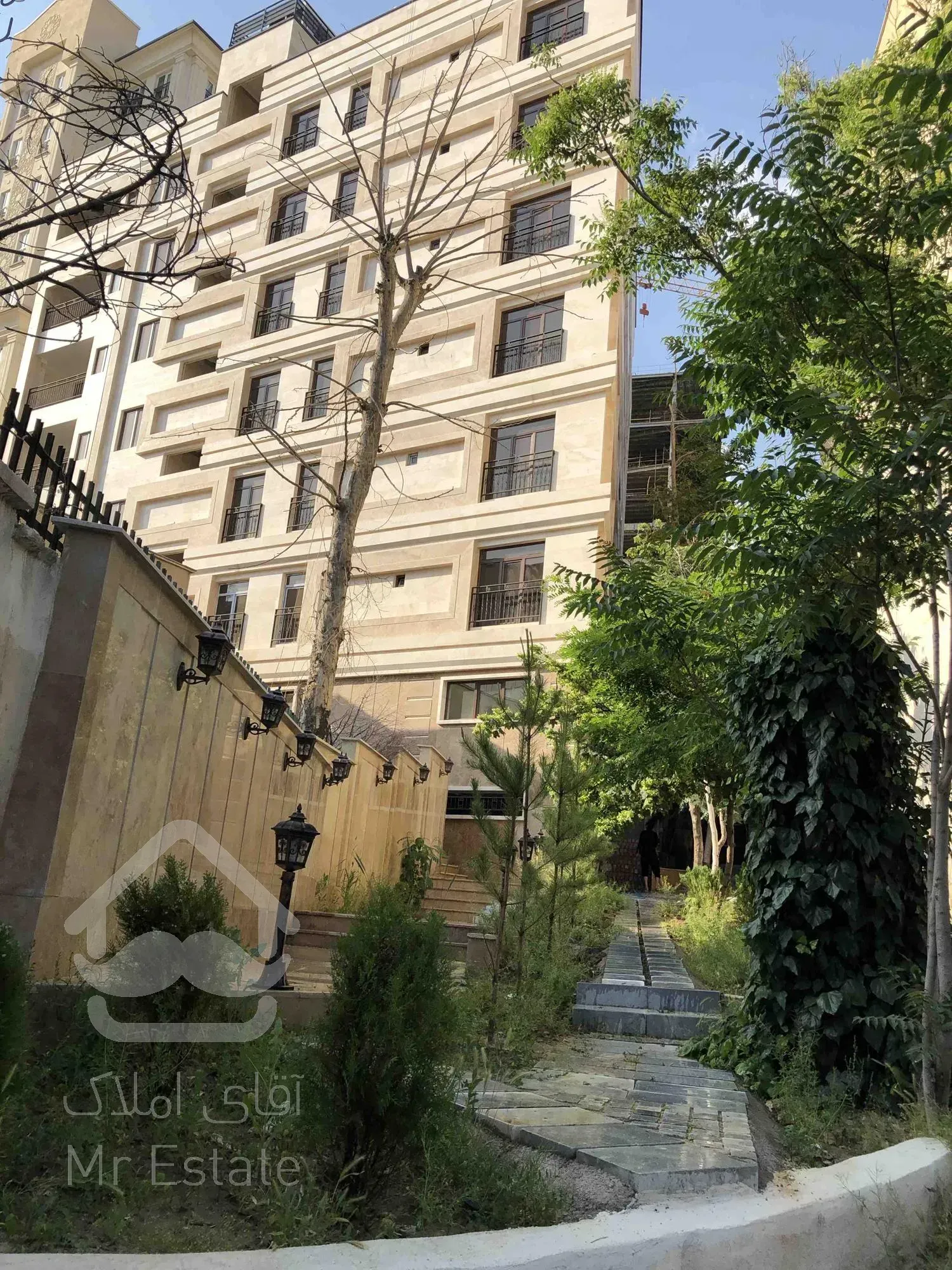 فروش آپارتمان بصورت یکجا ۶ طبقه دو واحدی،درمجموع ١٢ واحد و ٢۴٩٠ متر