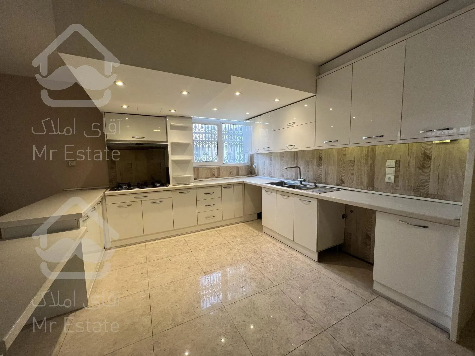 ۱۸۲متر برج با دو لاین آسانسور