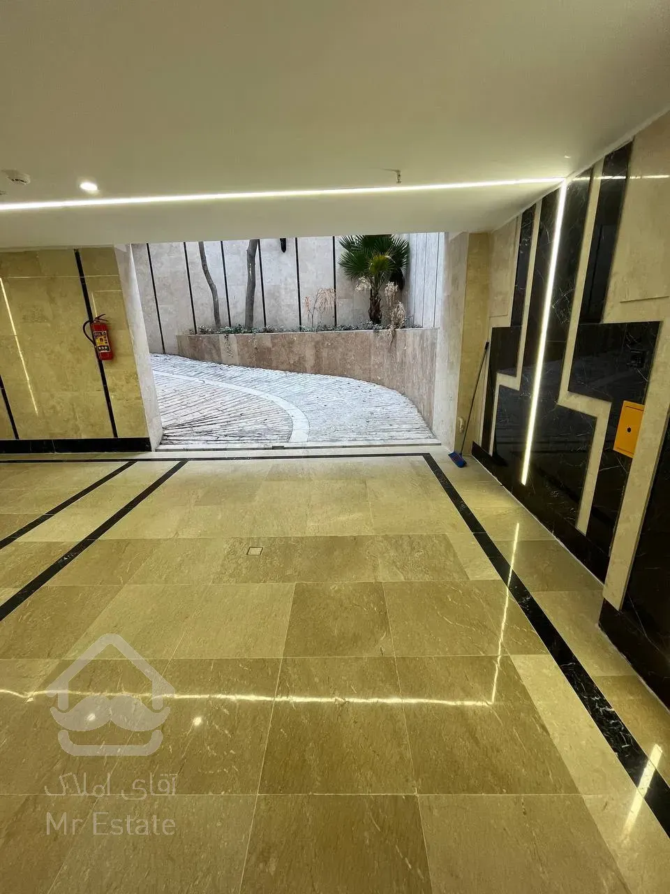 فروش اپارتمان 5 طبقه به همراه دو واحد تجاری بصورت یکجا بفروش میرسد