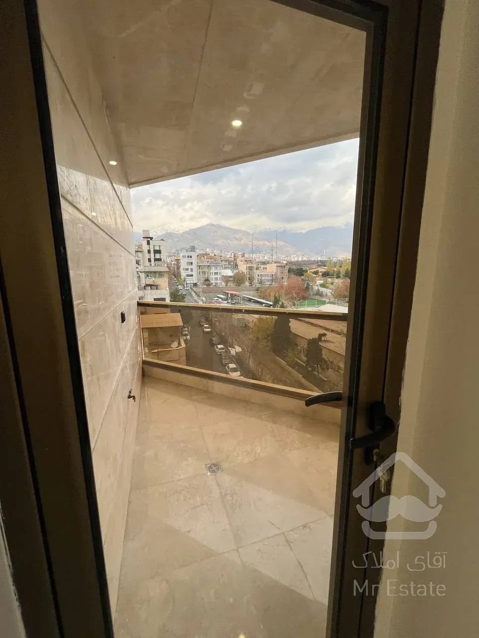 فروش یک اپارتمان 5طبقه تک واحدی و دو واحد تجاری بصورت یکجا بفروش میرسد