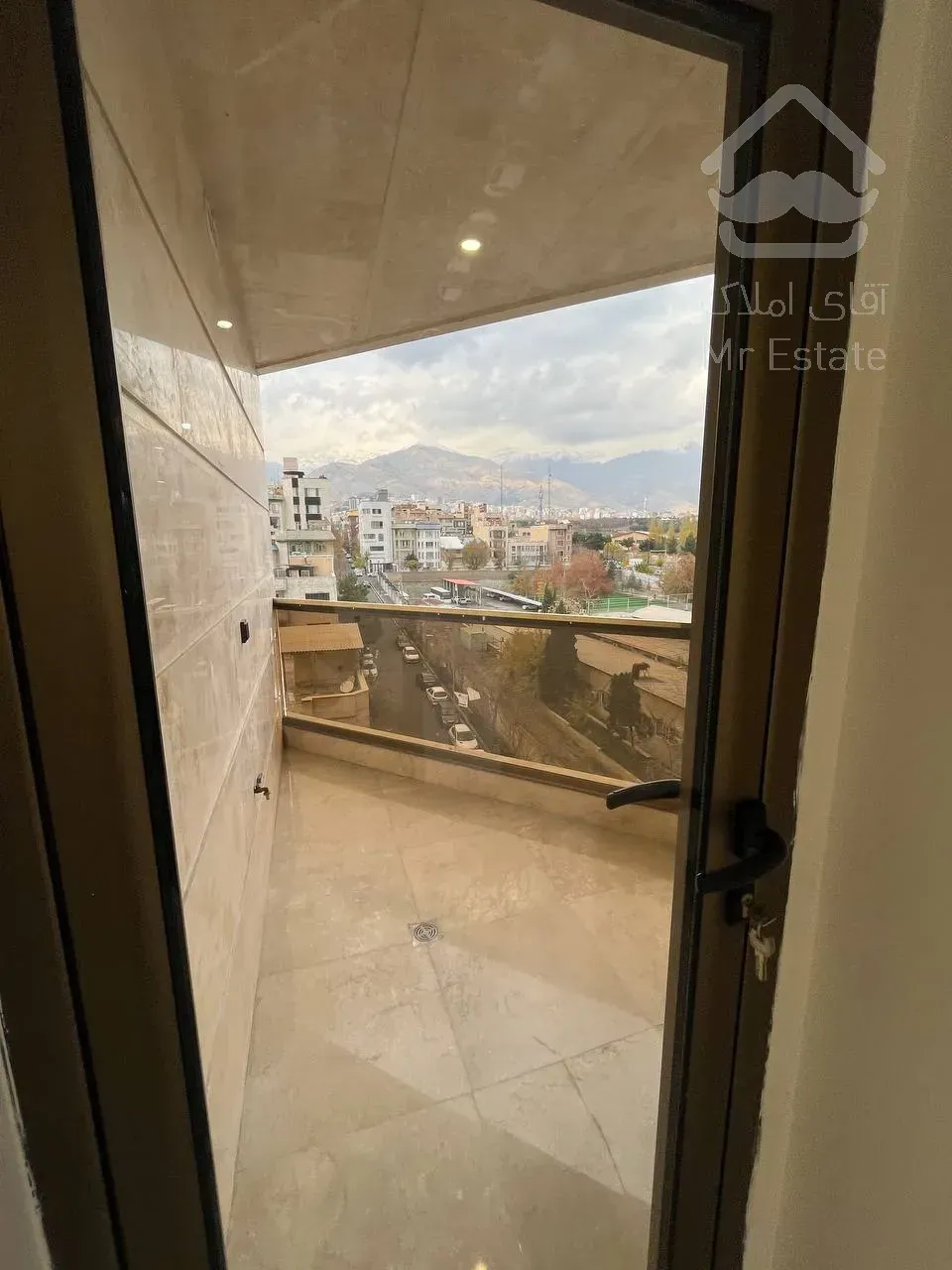 فروش اپارتمان 5 طبقه به همراه دو واحد تجاری یکجا بفروش میرسد