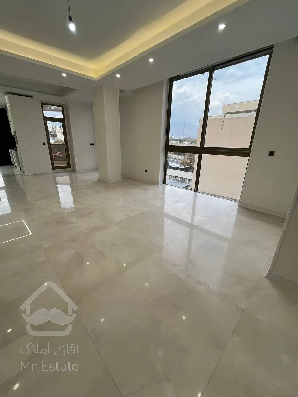 فروش اپارتمان 5 طبقه به همراه دو واحد تجاری یکجا بفروش میرسد