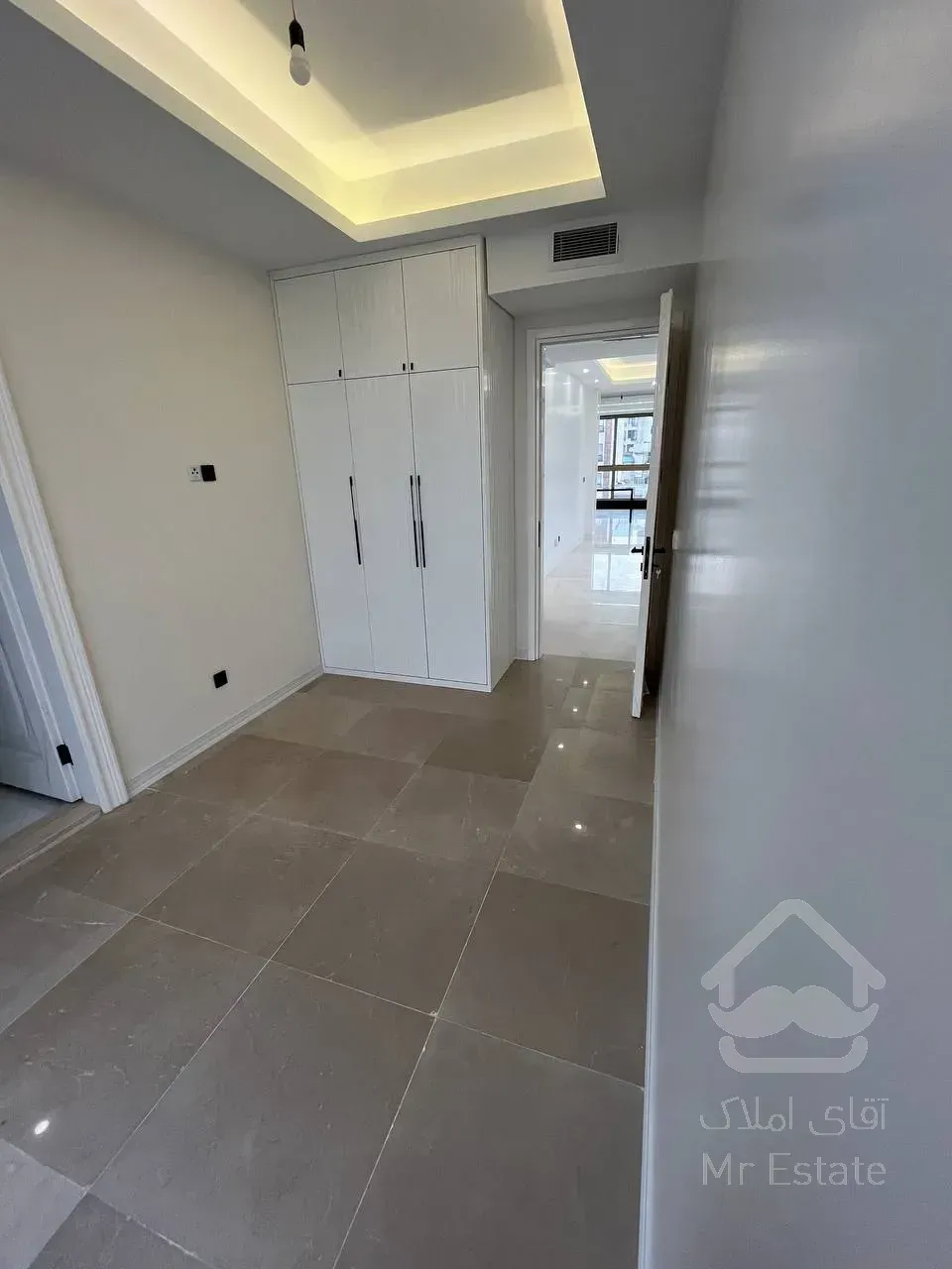 فروش اپارتمان5طبقه تک واحدی به همراه دو واحد تجاری یکجا بفروش میرسد