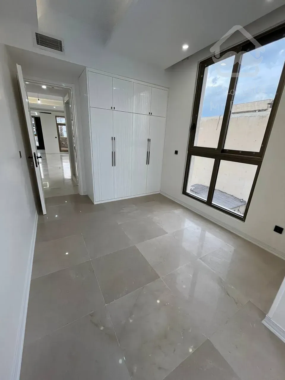 فروش اپارتمانی لوکس 5 طبقه تک واحدی و دو واحد تجاری به صورت یکجا بفروش میرسد