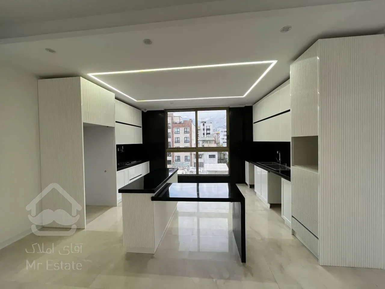 فروش اپارتمان به صورت یکجا به همراه دو واحد تجاری