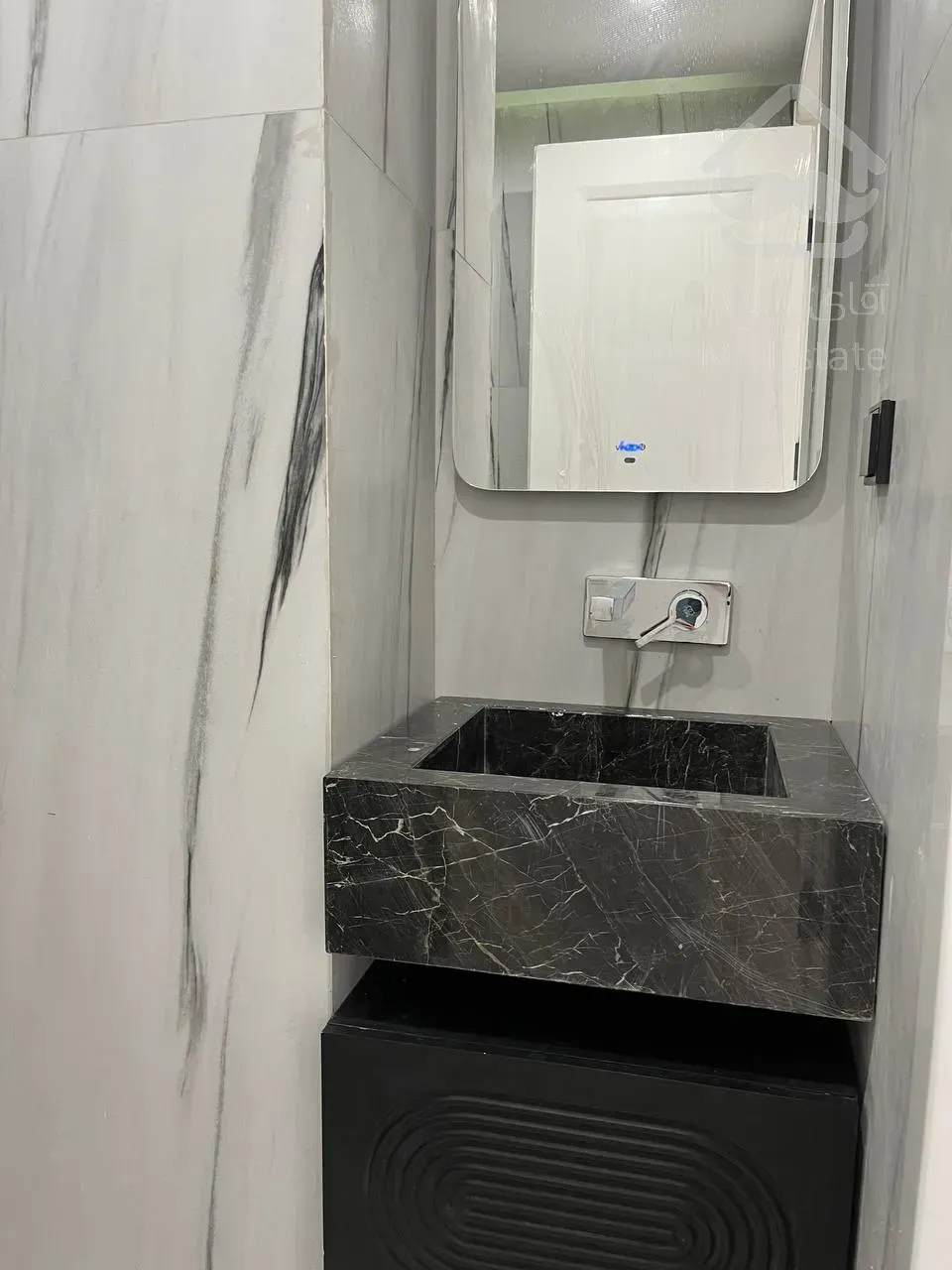 فروش اپارتمان به صورت یکجا به همراه دو واحد تجاری