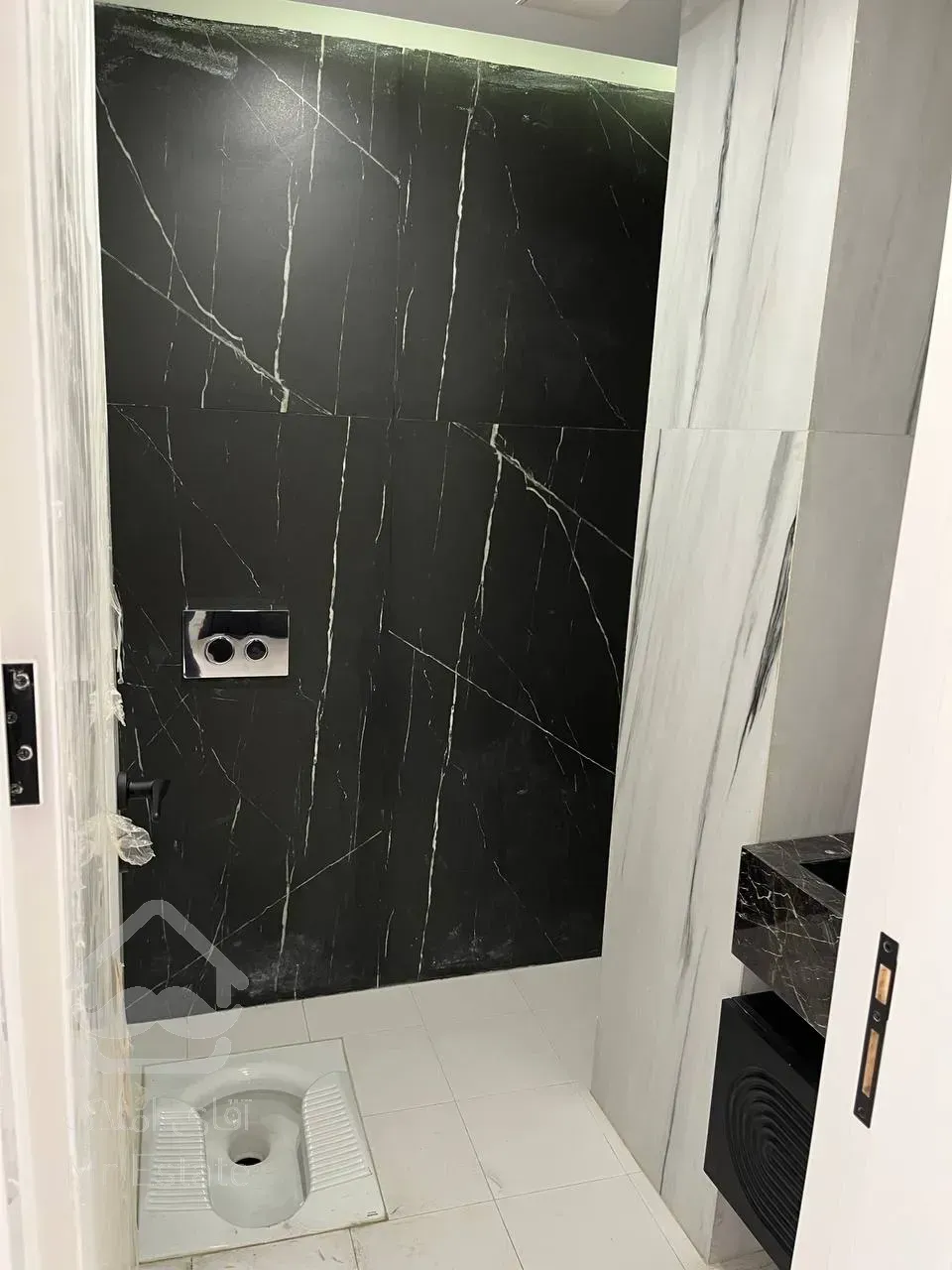 فروش اپارتمان به صورت یکجا به همراه دو واحد تجاری