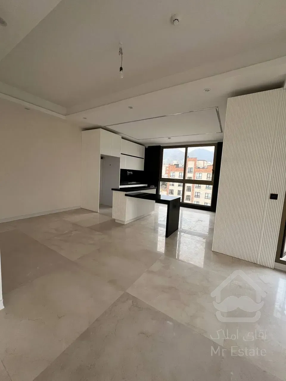 فروش اپارتمان به صورت یکجا به همراه دو واحد تجاری