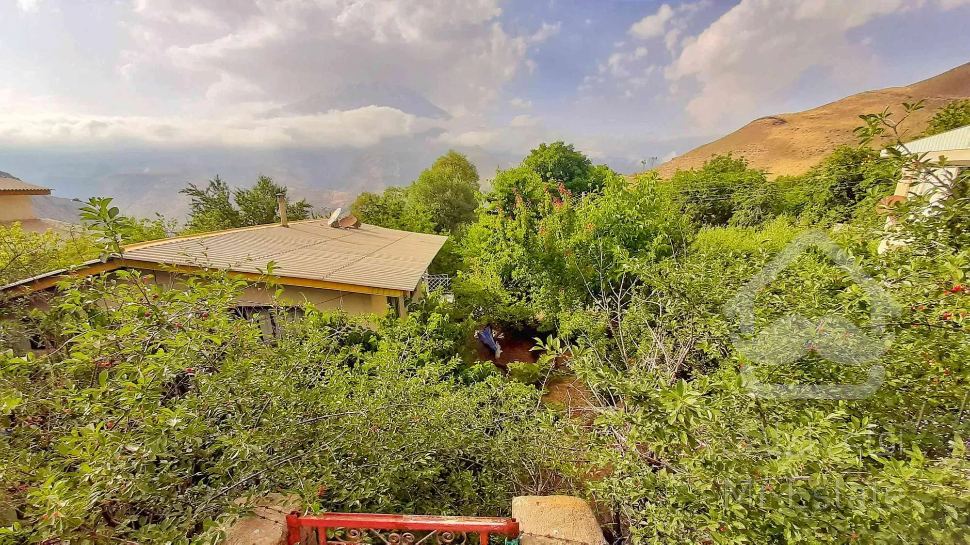 فروش خانه باغ ۵۵۰ متر در منطقه ایرا لاریجان واقع در جاده هراز بالای آب اسک ویو قله دماوند