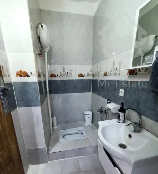 ۱۰۰ متر سندار گوهردشت طبقه یک روبنما با ۵/۷۰۰ بخرش