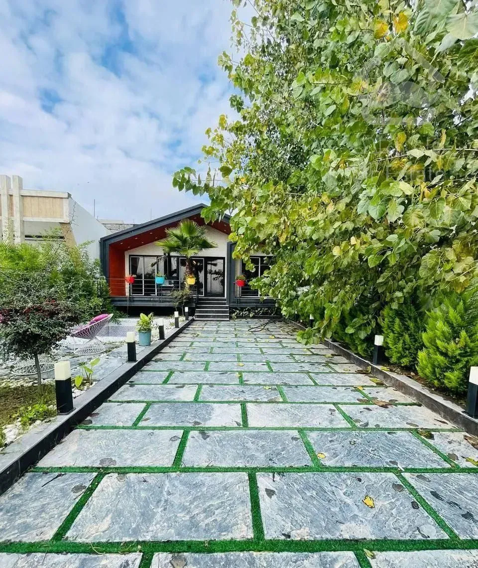 باغچه ویلا ۳۰۰ متری شخصی ساز(تاپ لوکیشن) ارزنده