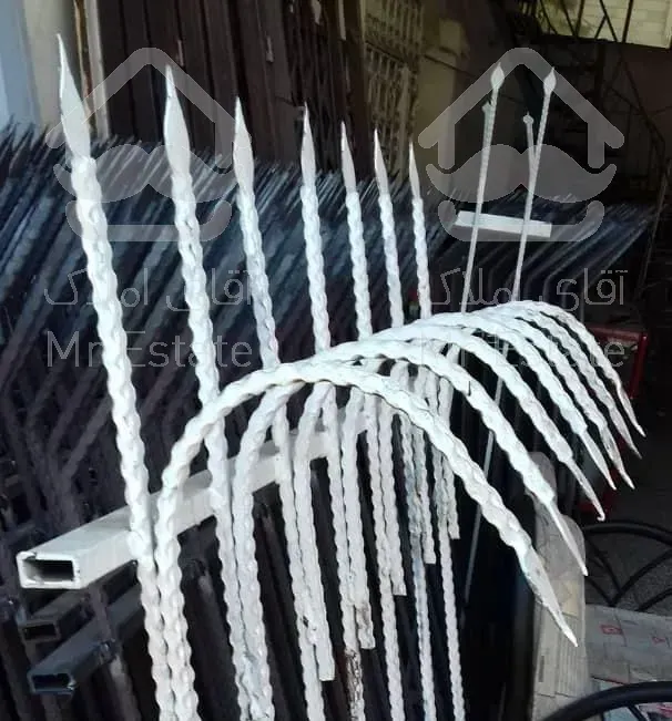 نرده و حفاظ روی دیوار