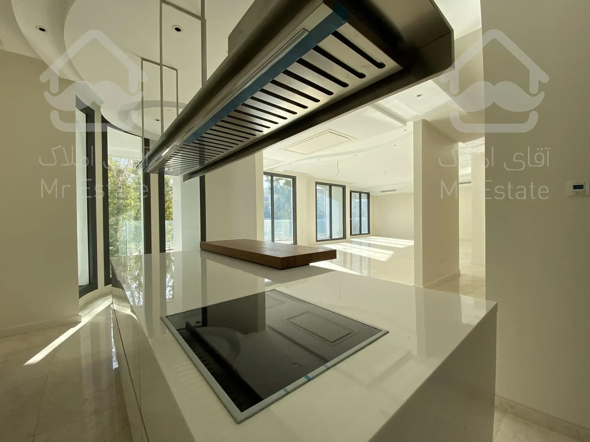 ⭐️۶۵۵ متر با ویوی ۳۶۰ درجه در برج باغ مارکدار⭐️