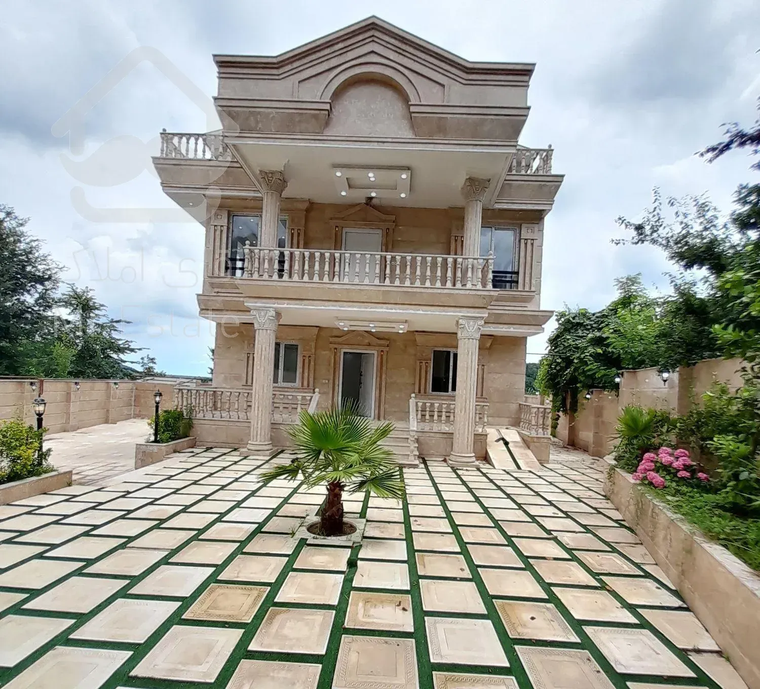 فروش کاخ ویلای ۵۶۰ متری استخردار پلاک یک جنگل