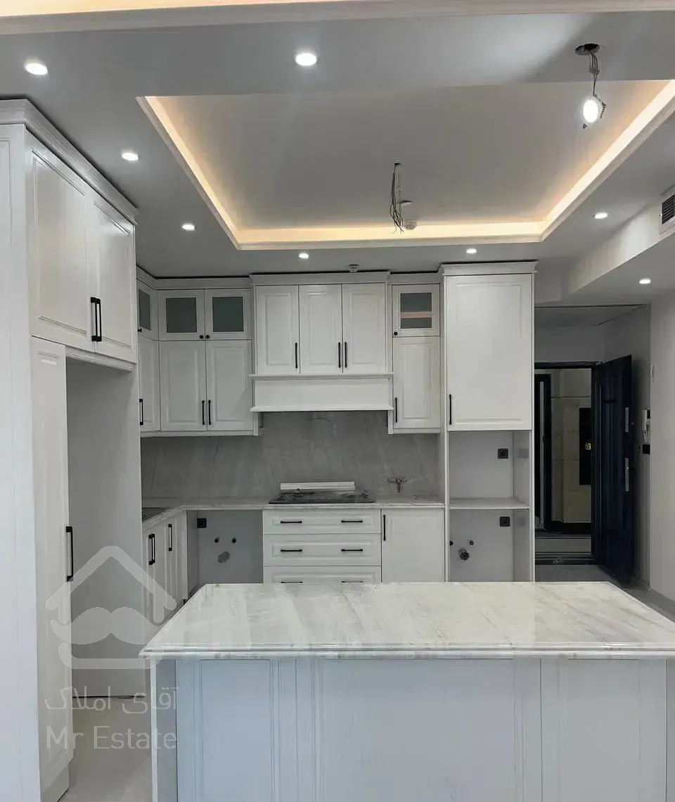 92 متری/کم واحد/ نورگیر و خوش نقشه/ اکبری