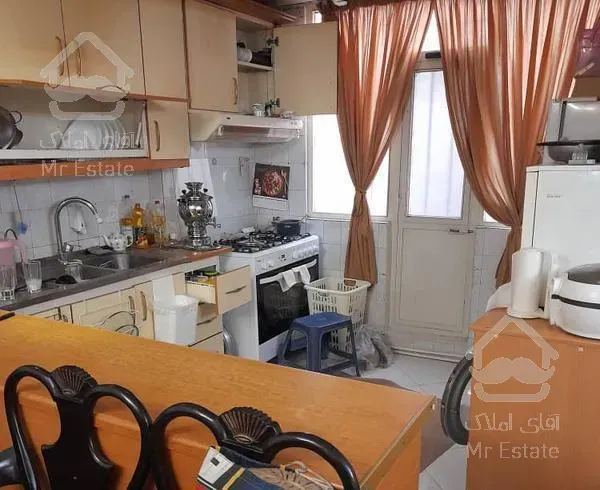 واحد شیک۱۰۰ متری   در خیابان درختی