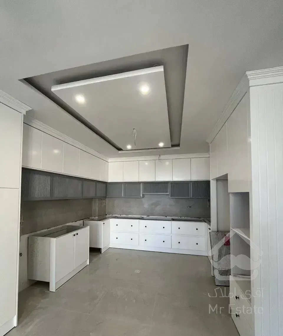 ۱۰۳ متری/نزدیک حاشیه/ نورگیر و خوش نقشه/ اکبری