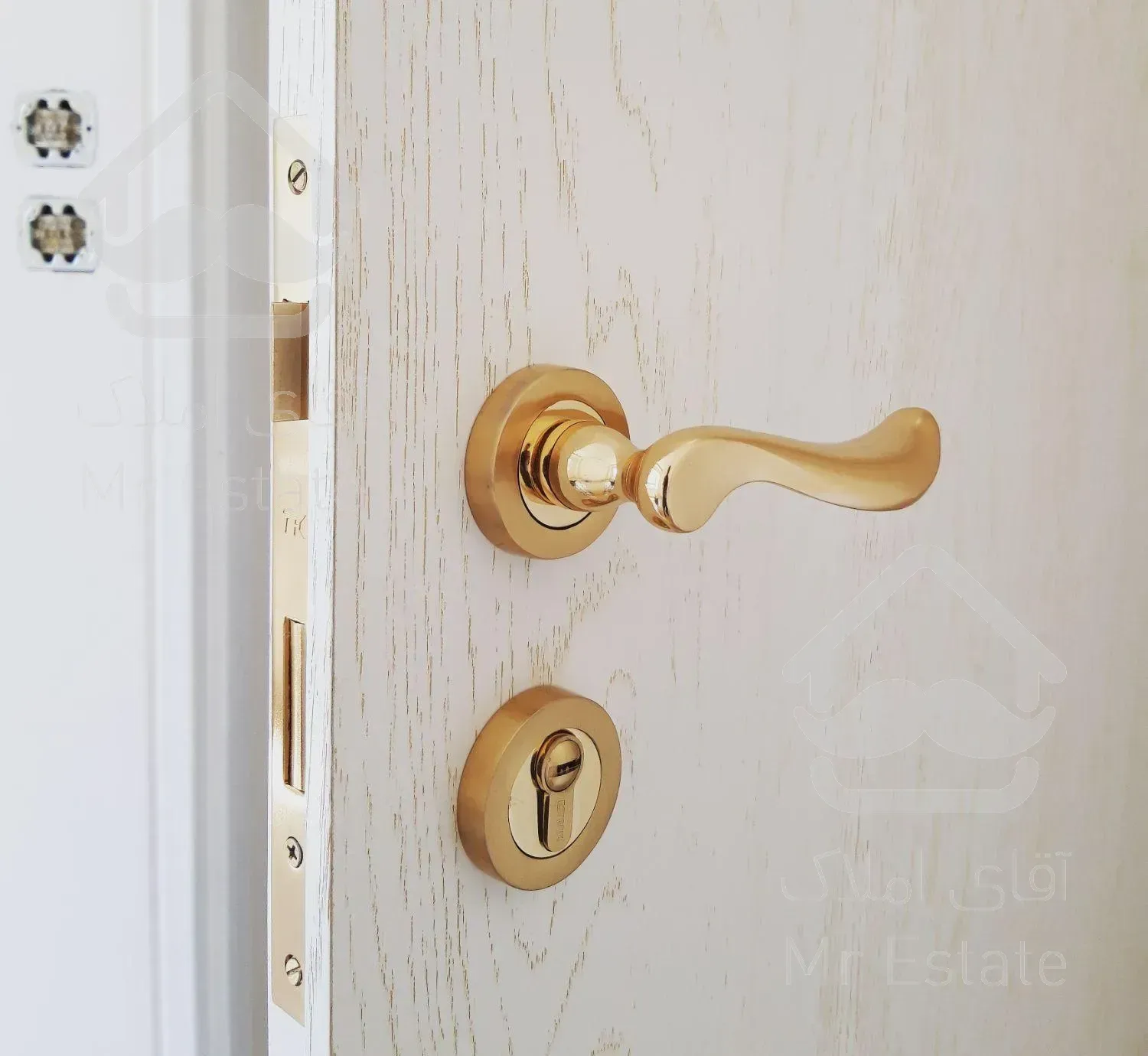 نصاب درب نصب حرفه ای در چوبی