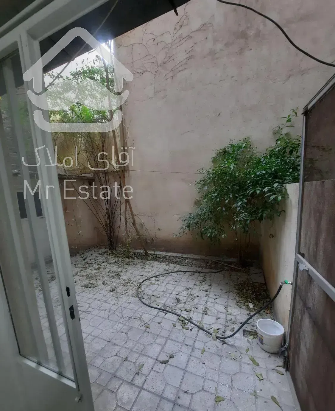 ۱۲۵متر طبقه همکف + ۴۰ متر حیاط (جمالزاده جنوبی)