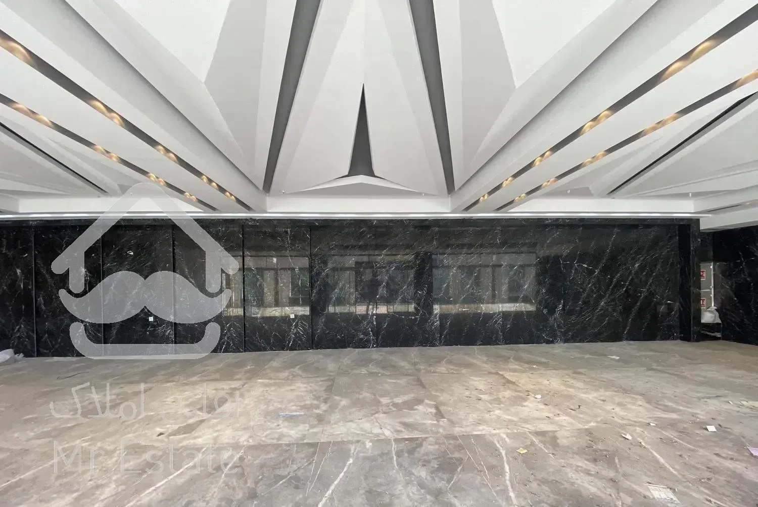 340 متر ( 200 متر کف + 140 متر حیاط )