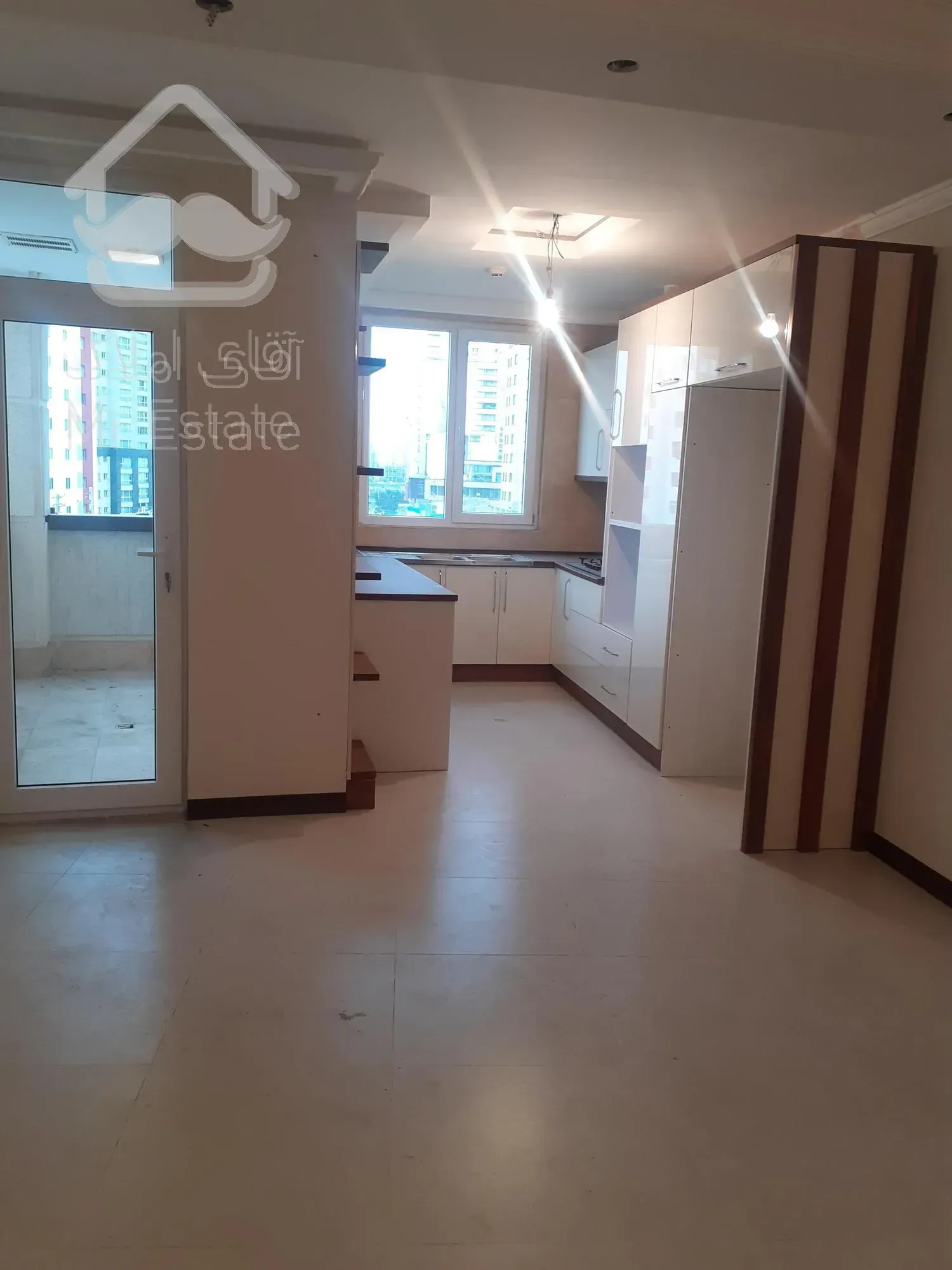 برج ۱۱۲ متری.ویو ابدی کوه سالن پنجره قدی.