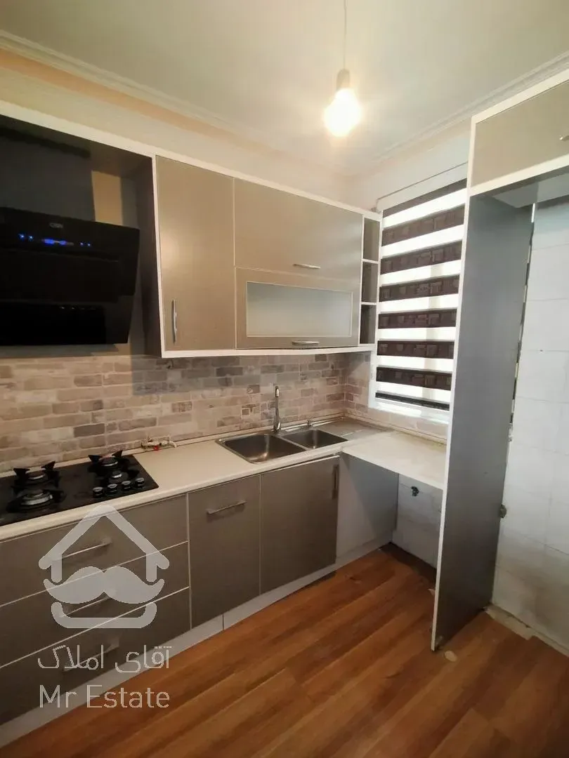 ۶۵ متر سعادت آباد، صرافها