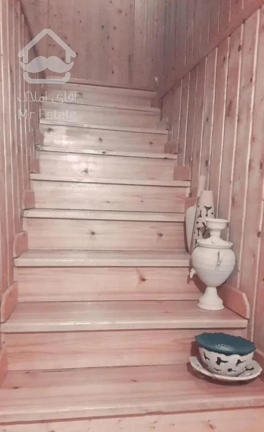 ویلا چوبی جنگلی با آبشار داخل پذیرایی