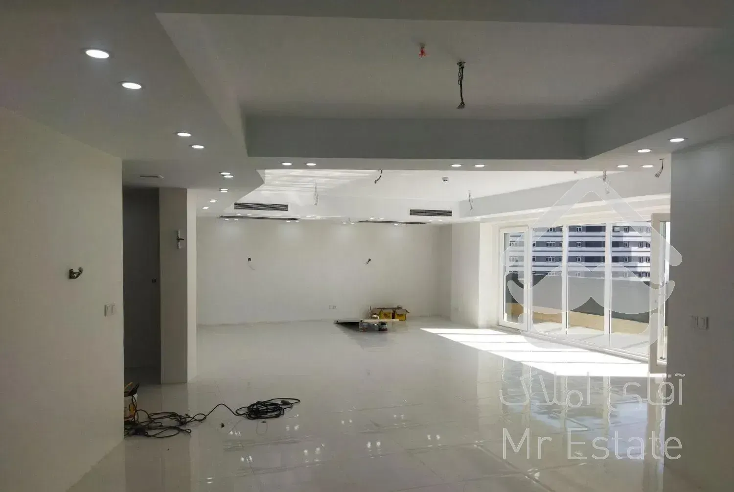 ۲۳۰ متر/برج ۴ خواب/نورگیر ۲ طرف/ویو دریاچه چیتگر